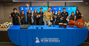 Fundación Cultural Latin GRAMMY entregó instrumentos musicales a estudiantes de colegio público en Bogotá